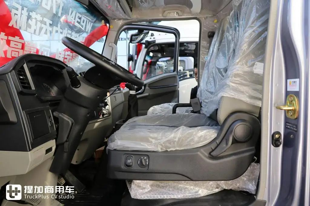170匹大马力，自动挡+原厂上装，重汽豪沃冷藏车专用底盘雪豹实力不凡
