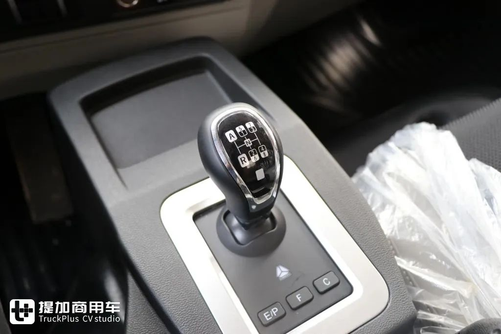 170匹大马力，自动挡+原厂上装，重汽豪沃冷藏车专用底盘雪豹实力不凡
