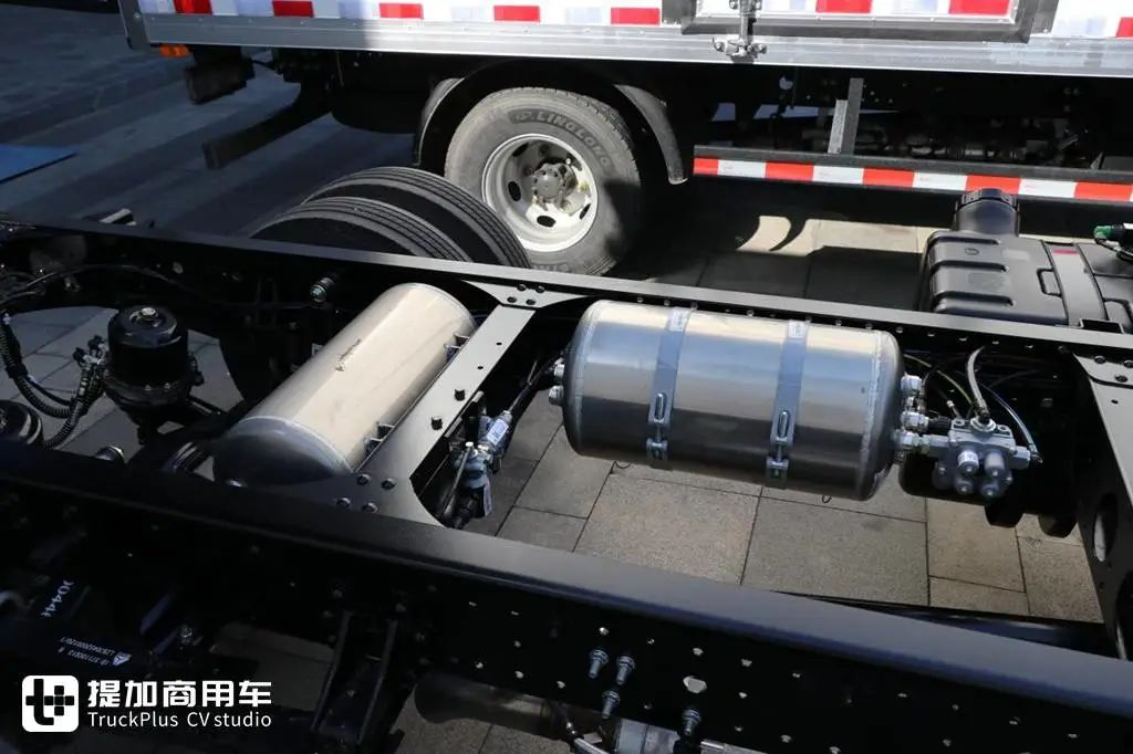 170匹大马力，自动挡+原厂上装，重汽豪沃冷藏车专用底盘雪豹实力不凡